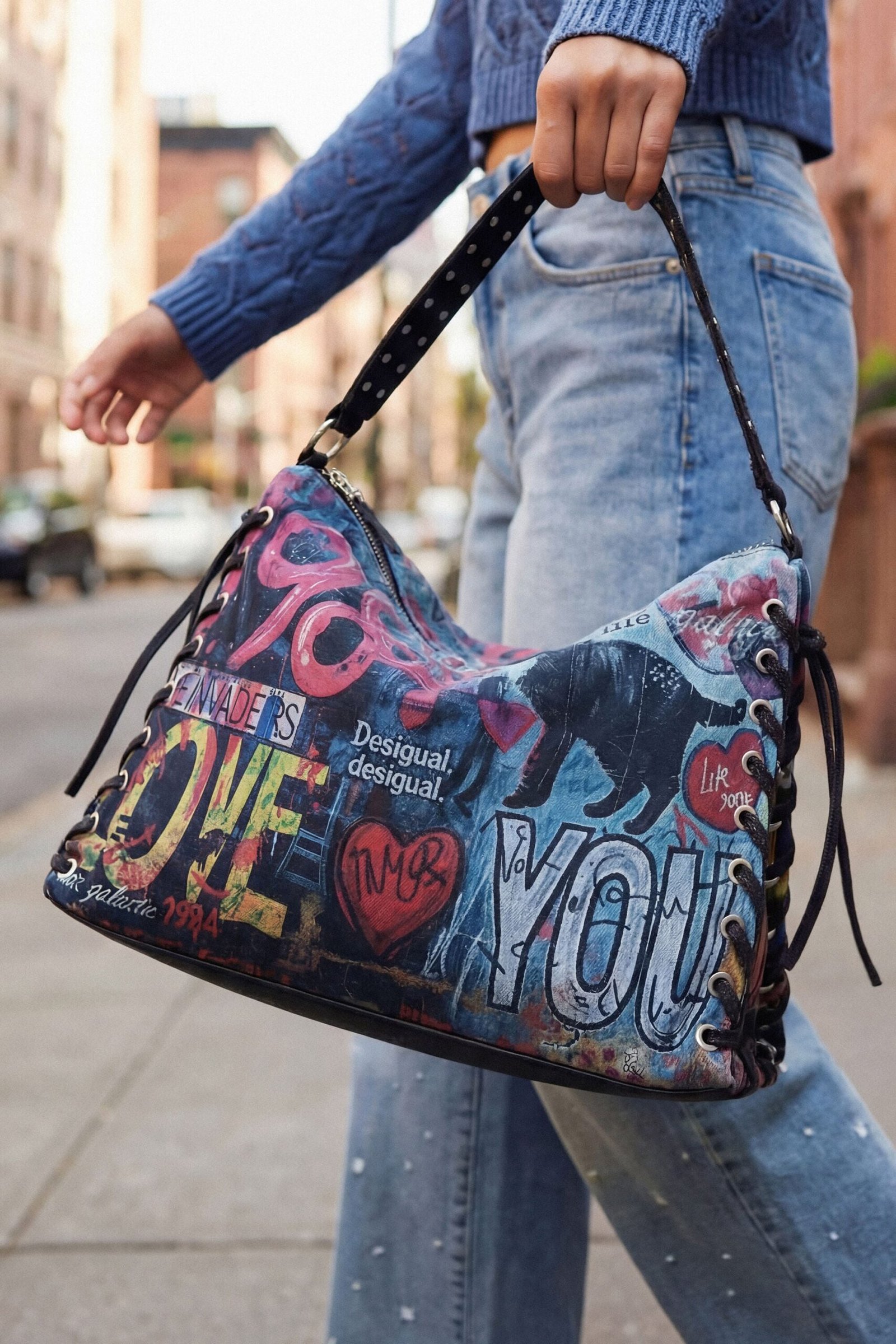 Grote graffiti tas - MATERIAL FINISHES - U 1 Grote graffiti tas - MATERIAL FINISHES - U